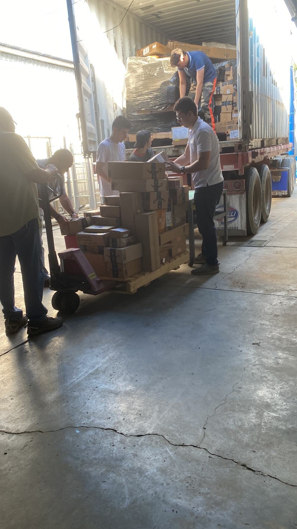 Nuestro equipo descargando tus paquetes